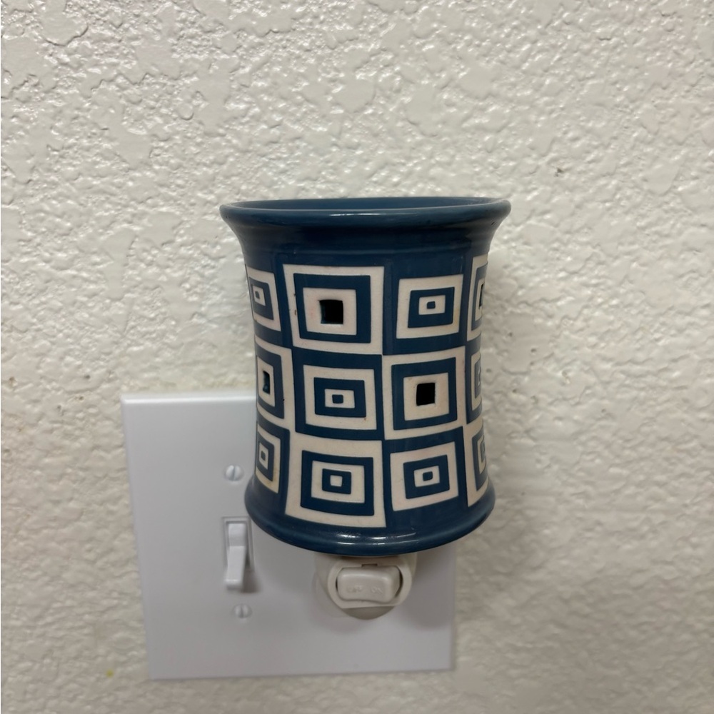 Scentsy Blue and White Geometric Wall Plug-In